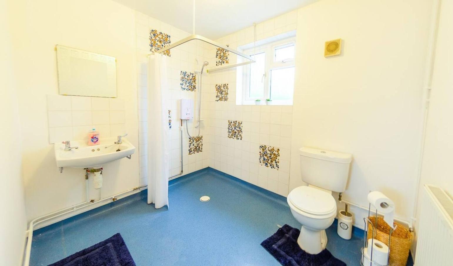 4 Bed - 2 Baths 1 Walk In Shower Lots Of Parking Ипсвич Экстерьер фото